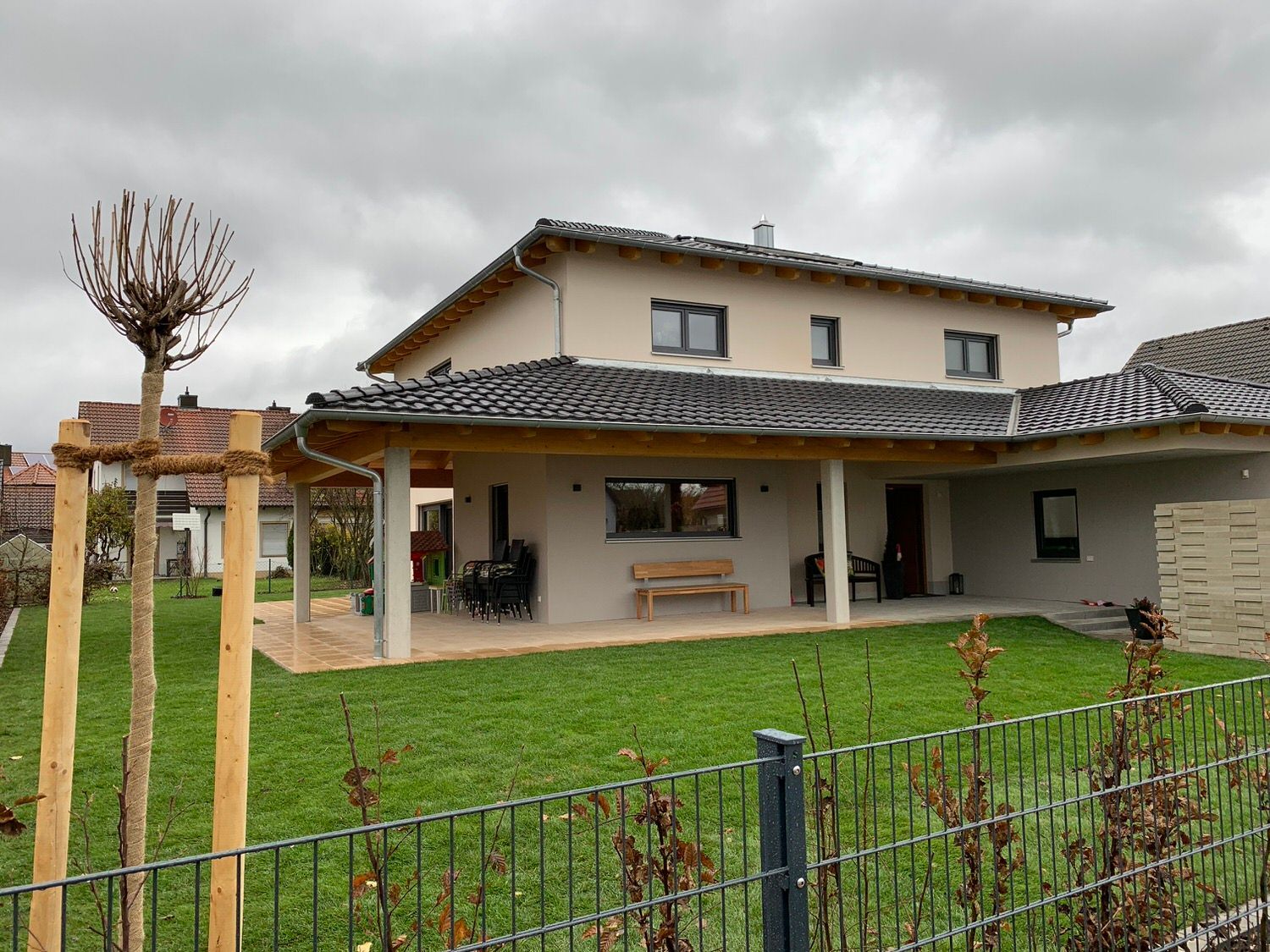 Fertigteilhaus in Weiß, Kleber Hausbau