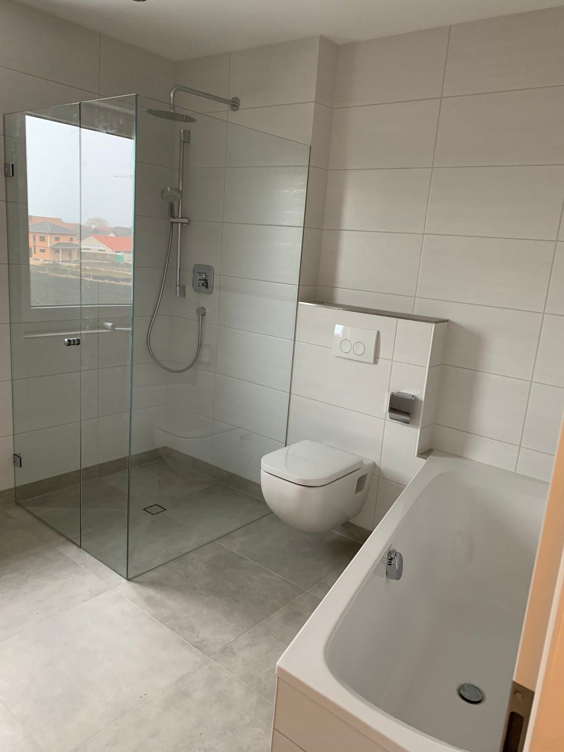 Badezimmer mit Badewanne und Dusche, Kleber Hausbau