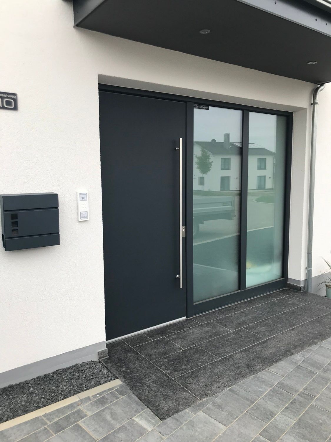 Fertigteilhaus in Weiß mit Eingangsbereich, Kleber Hausbau