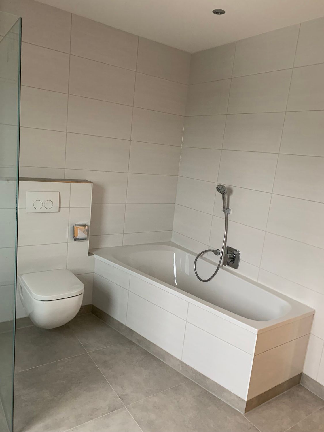 Badezimmer mit Badewanne und WC, Kleber Hausbau