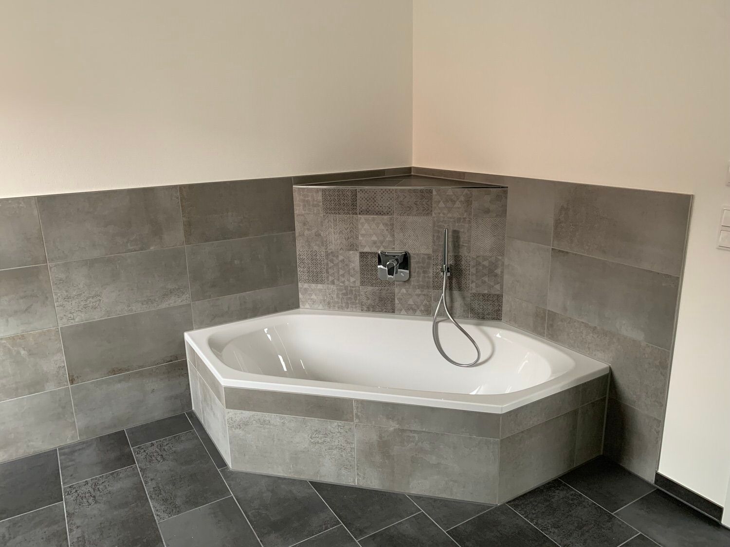 Eckbadewanne, Kleber Hausbau