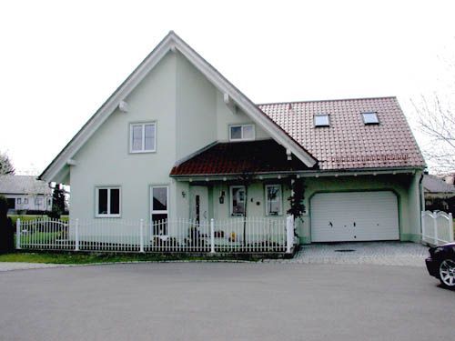 Fertigteilhaus in Weiß, Kleber Hausbau
