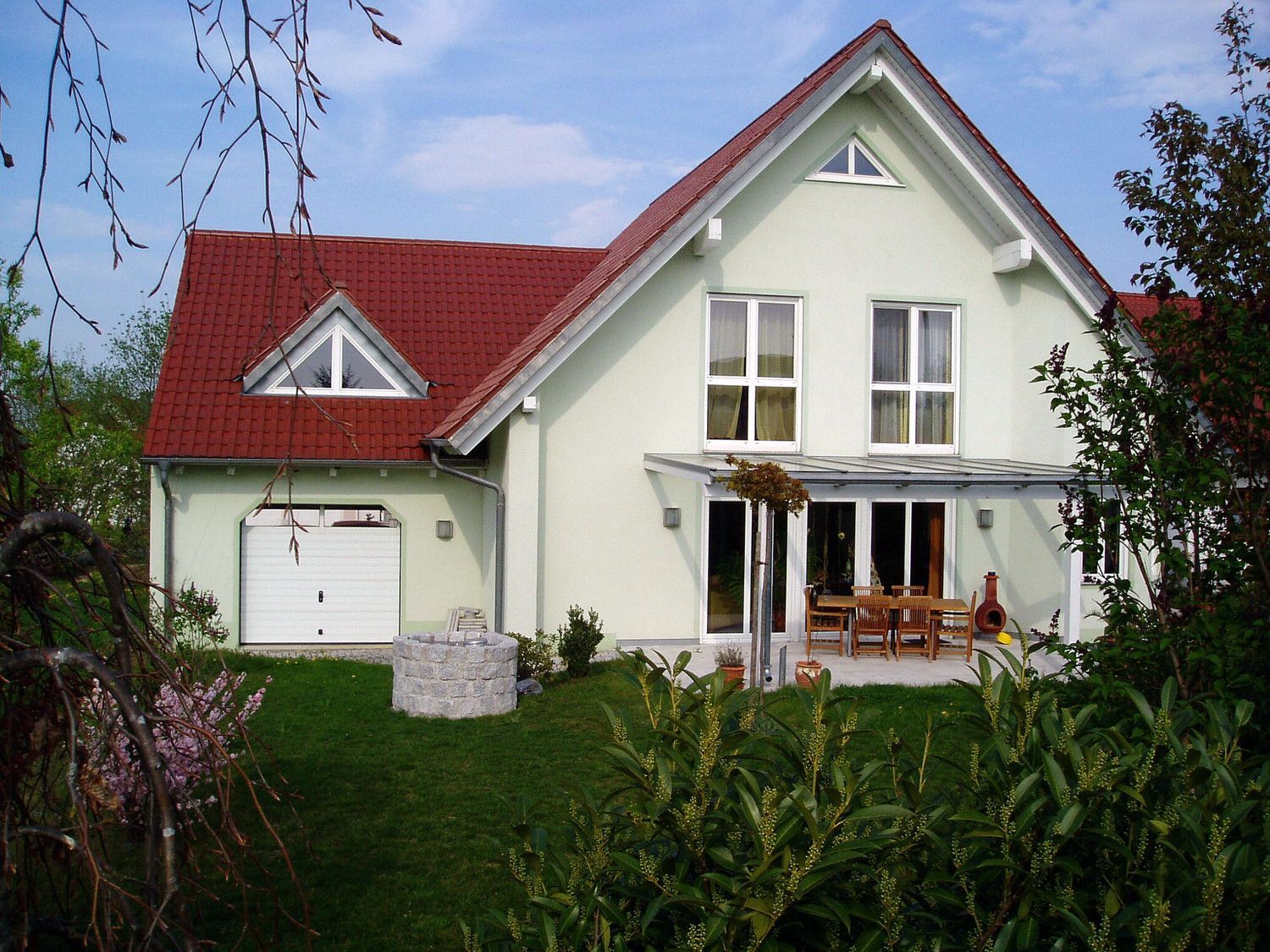 Fertigteilhaus in Weiß, Kleber Hausbau