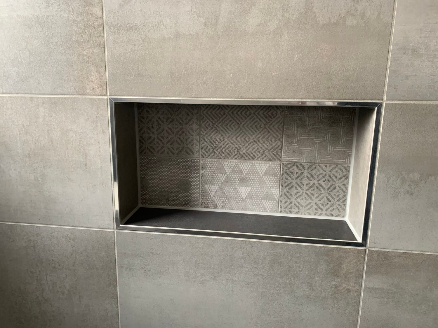 Badezimer mit Ablage in Wand, Kleber Hausbau