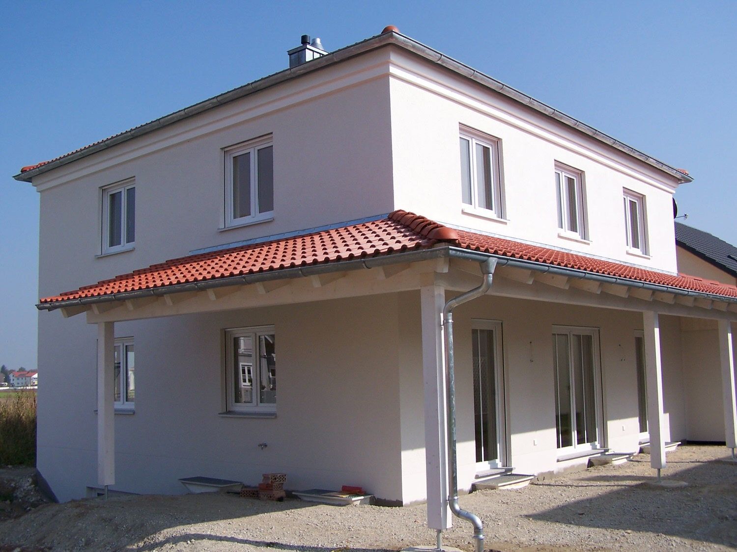 Fertigteilhaus in Weiß, Kleber Hausbau