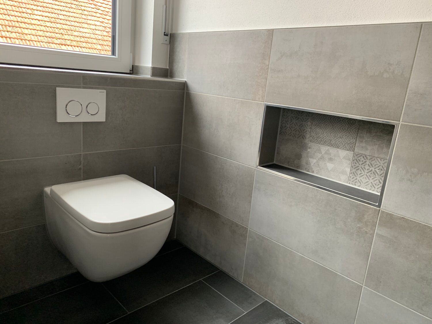 WC und Ablage in Wand, Kleber Hausbau