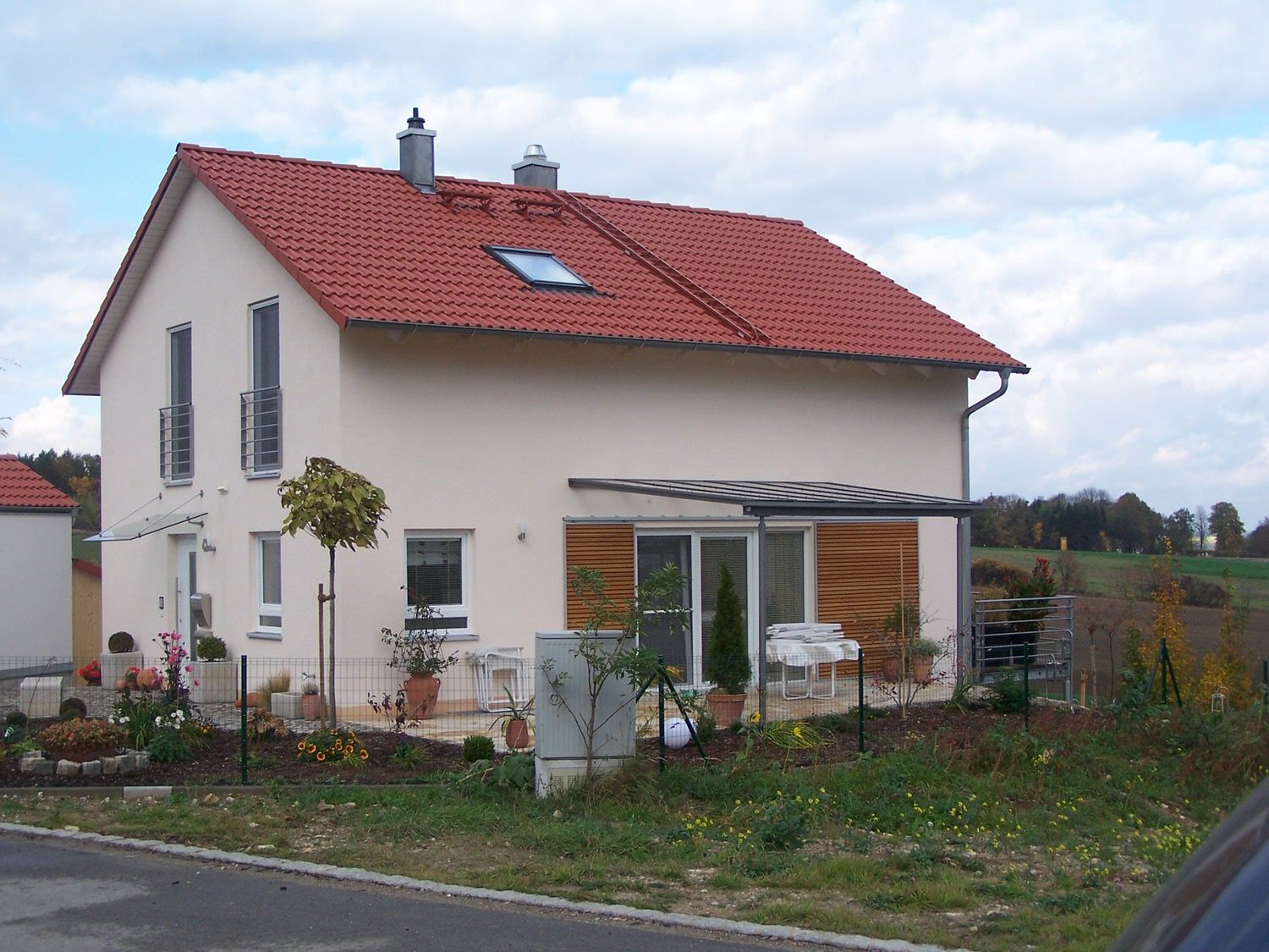 Fertigteilhaus in Weiß, Kleber Hausbau