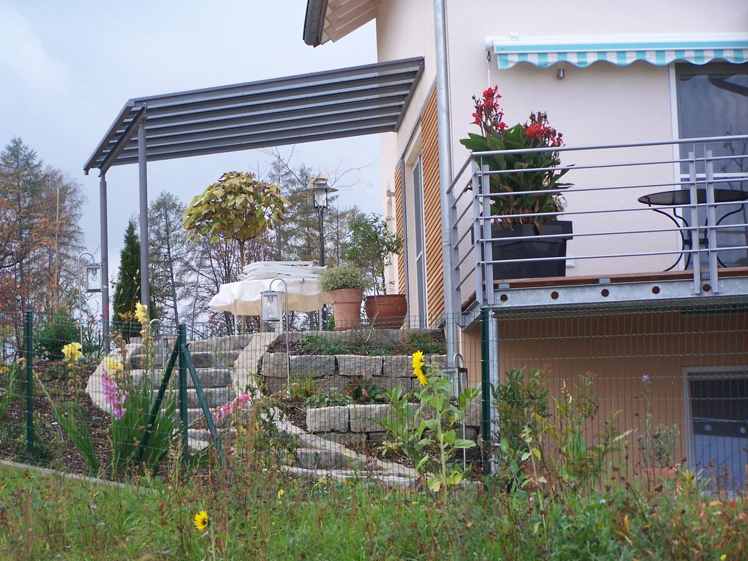 Treppenaufgang Fertighaus außen,Fertigteilhaus in Weiß, Kleber Hausbau