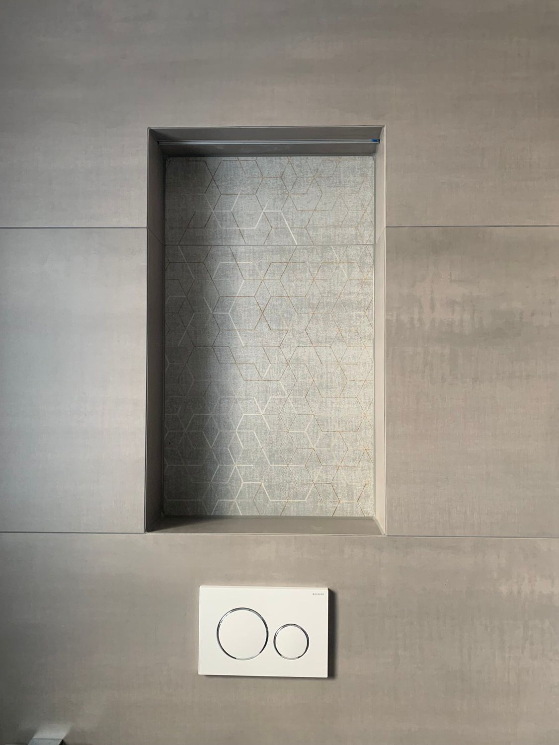 Ablage in Wand über WC, Kleber Hausbau