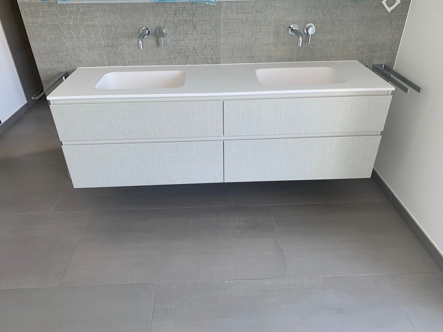 zwei Waschbecken, Kleber Hausbau