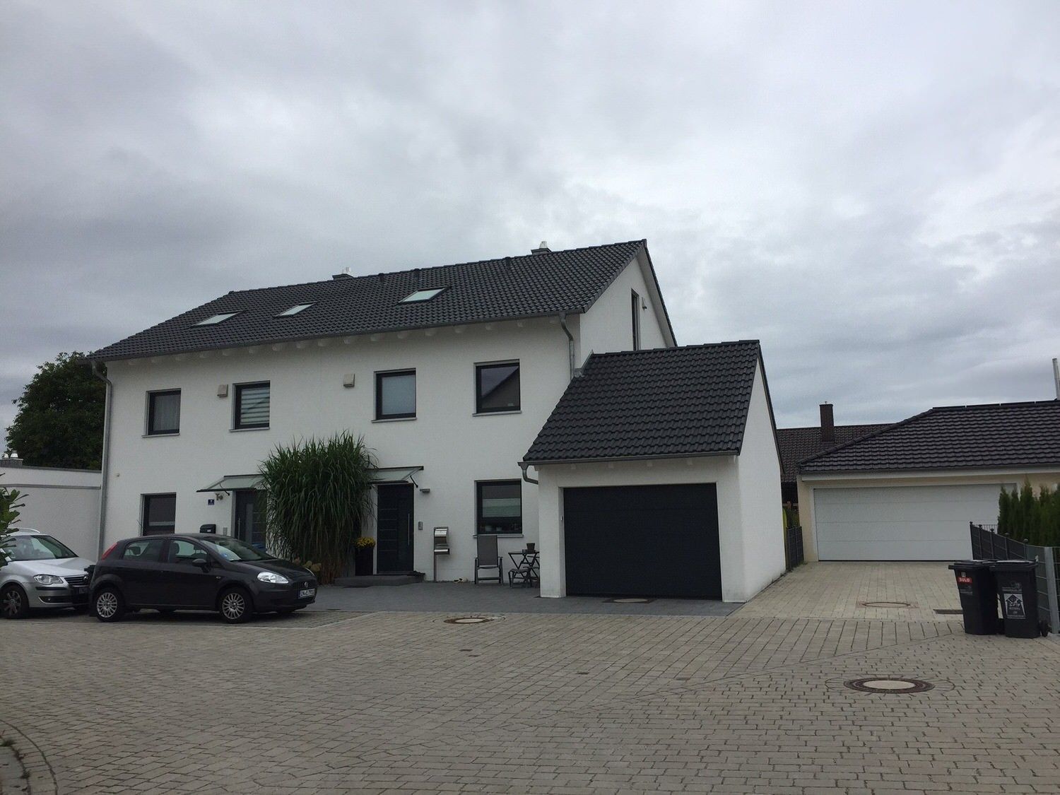 Fertigteilhaus in Weiß, Kleber Hausbau