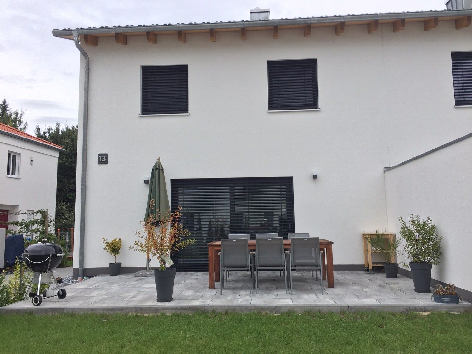 Fertigteilhaus in Weiß, Kleber Hausbau