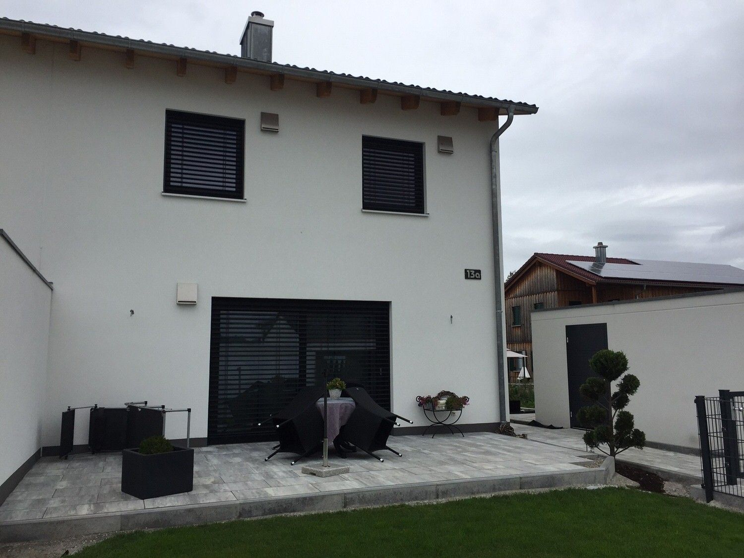 Fertigteilhaus in Weiß, Kleber Hausbau