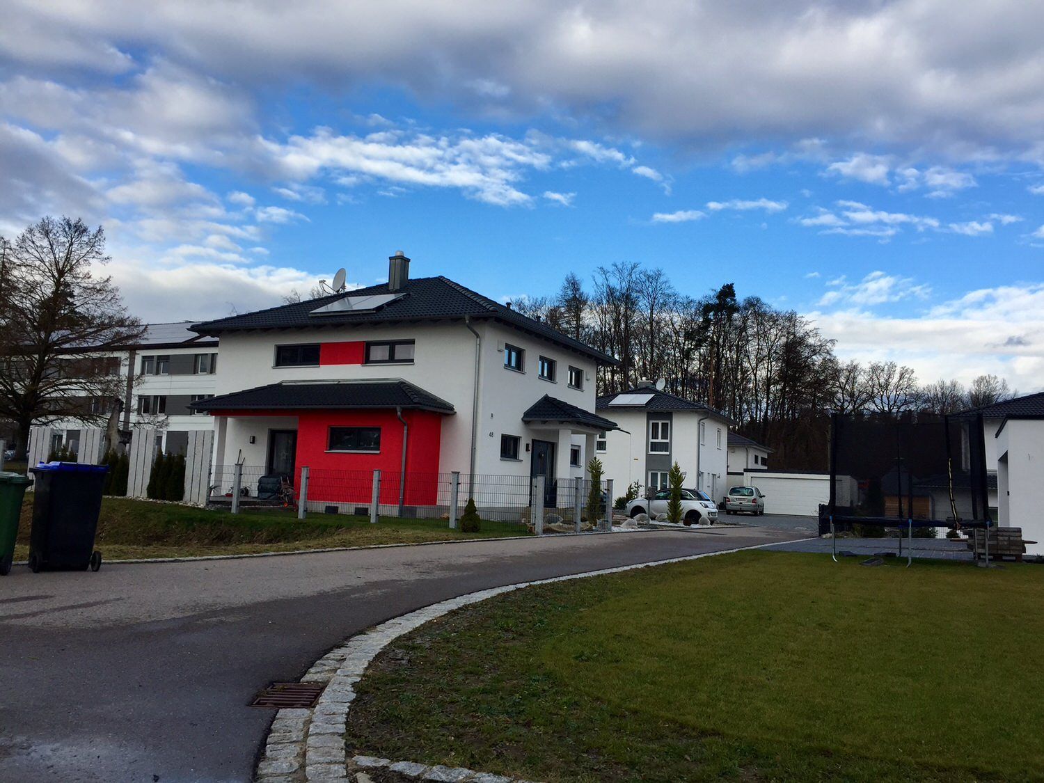 Fertigteilhaus in Weiß, Kleber Hausbau