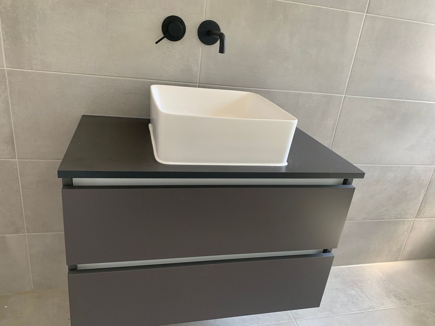 Waschbecken, Kleber Hausbau