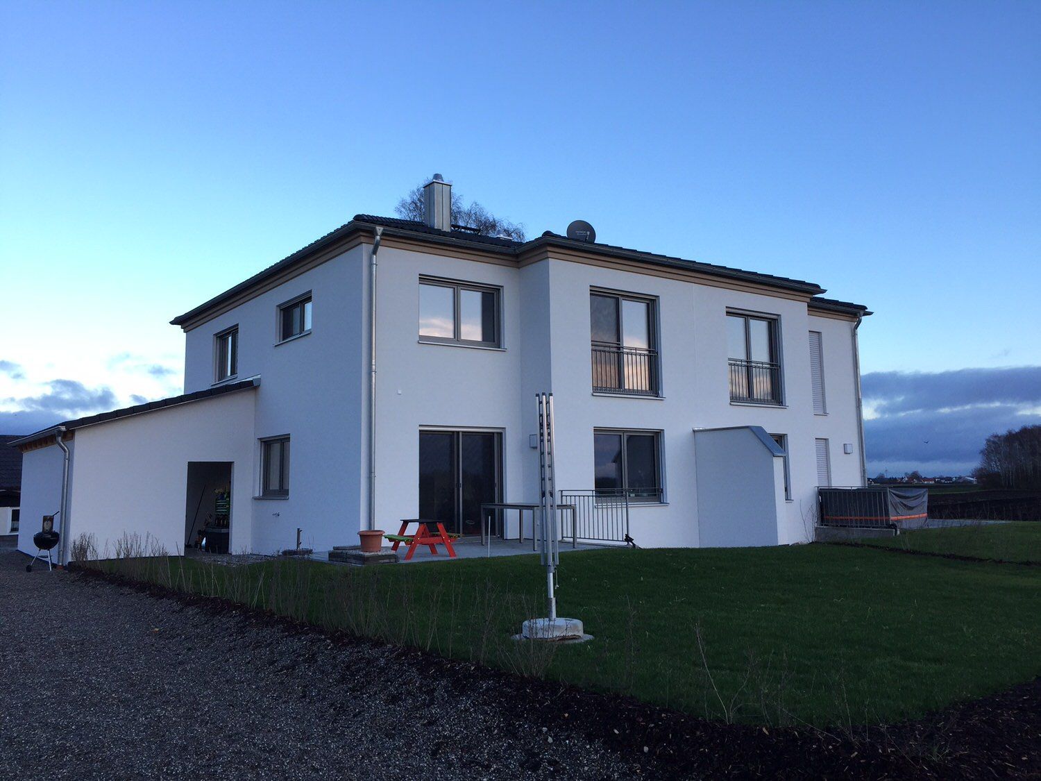 Fertigteilhaus in Weiß, Kleber Hausbau