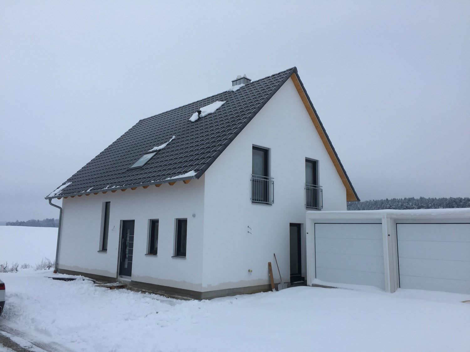 Fertigteilhaus in Weiß, Kleber Hausbau