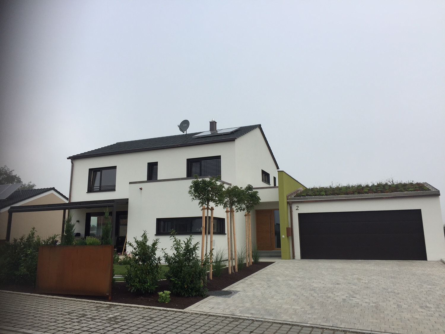 Fertigteilhaus in Weiß, Kleber Hausbau