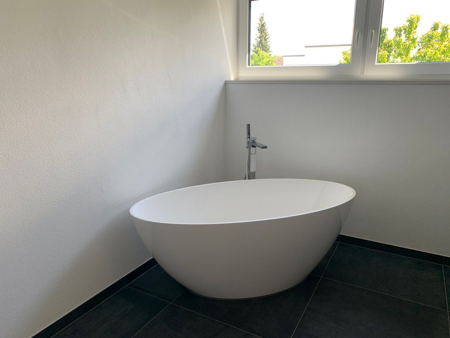 Stehende Badewanne in Weiß, Kleber Hausbau