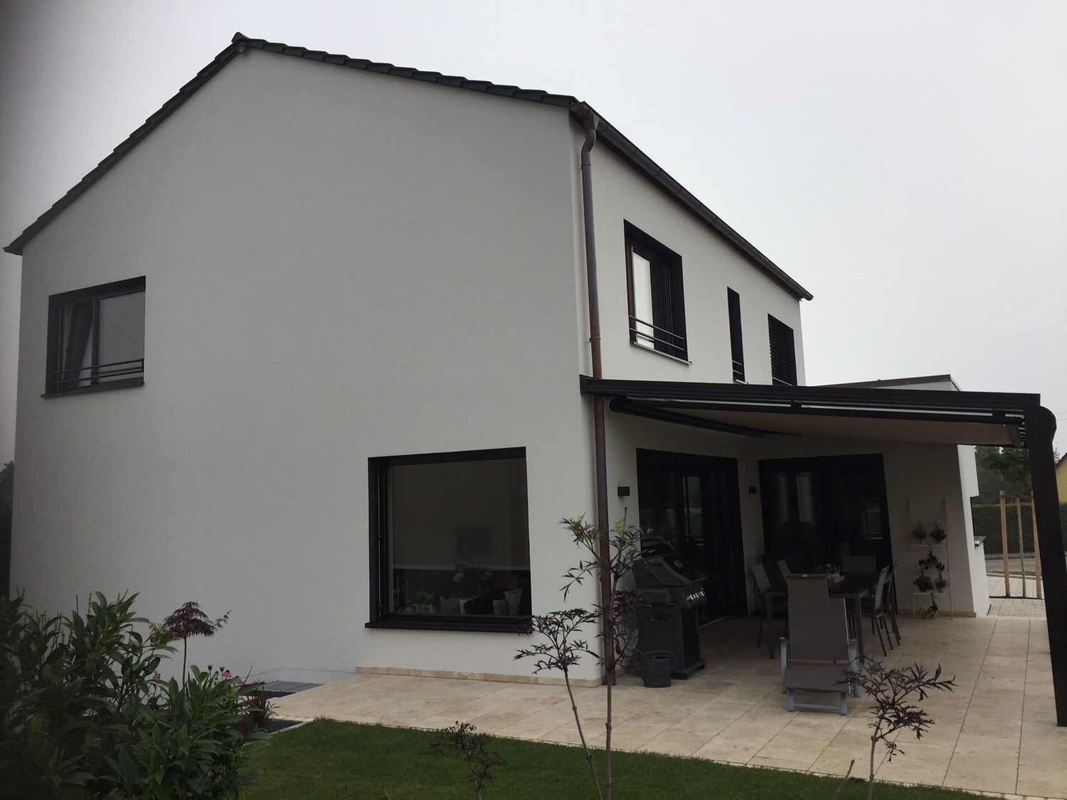 Fertigteilhaus in Weiß, Kleber Hausbau