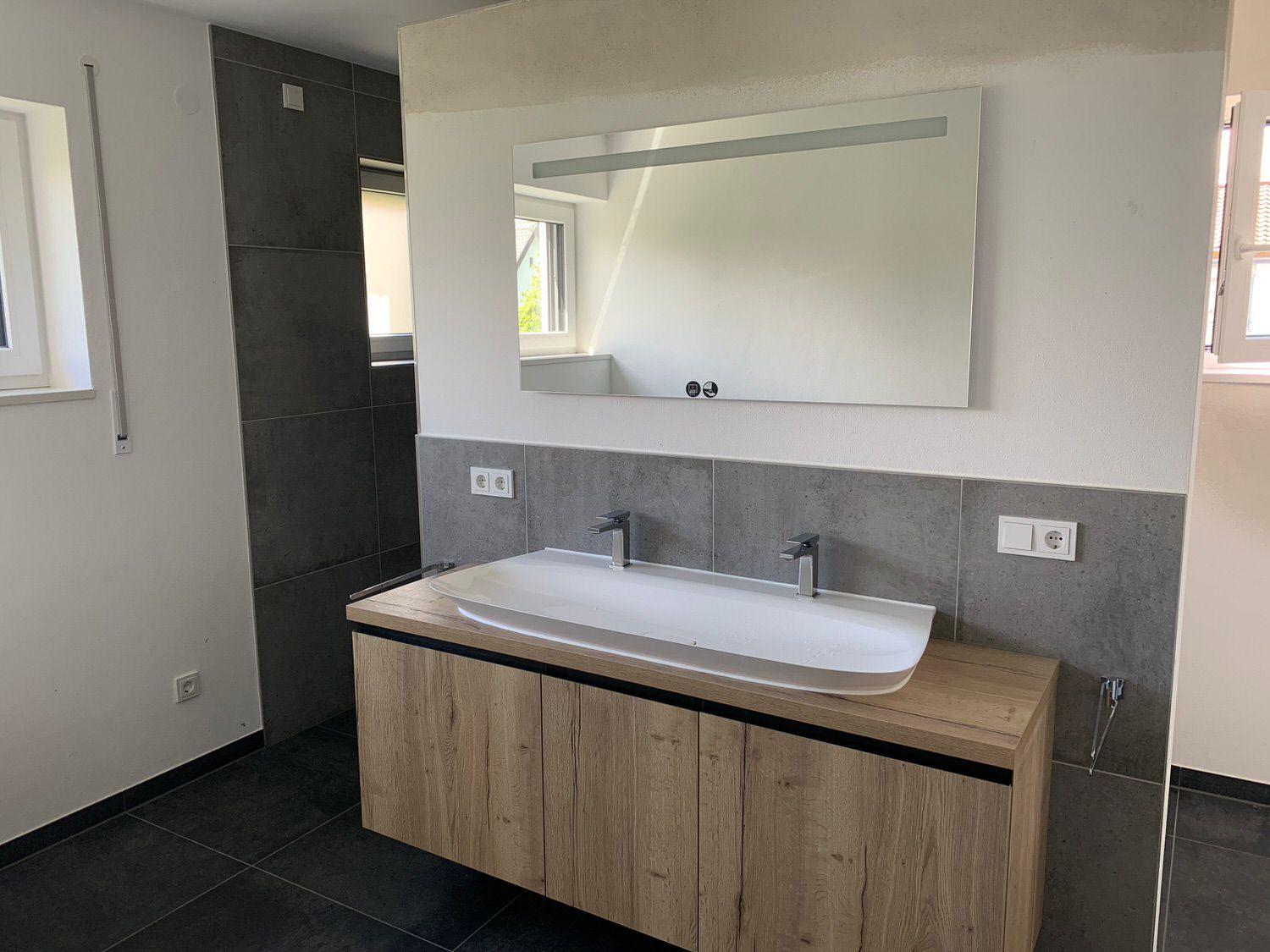 zwei Waschbecken mit Holzunterschrank, Kleber Hausbau