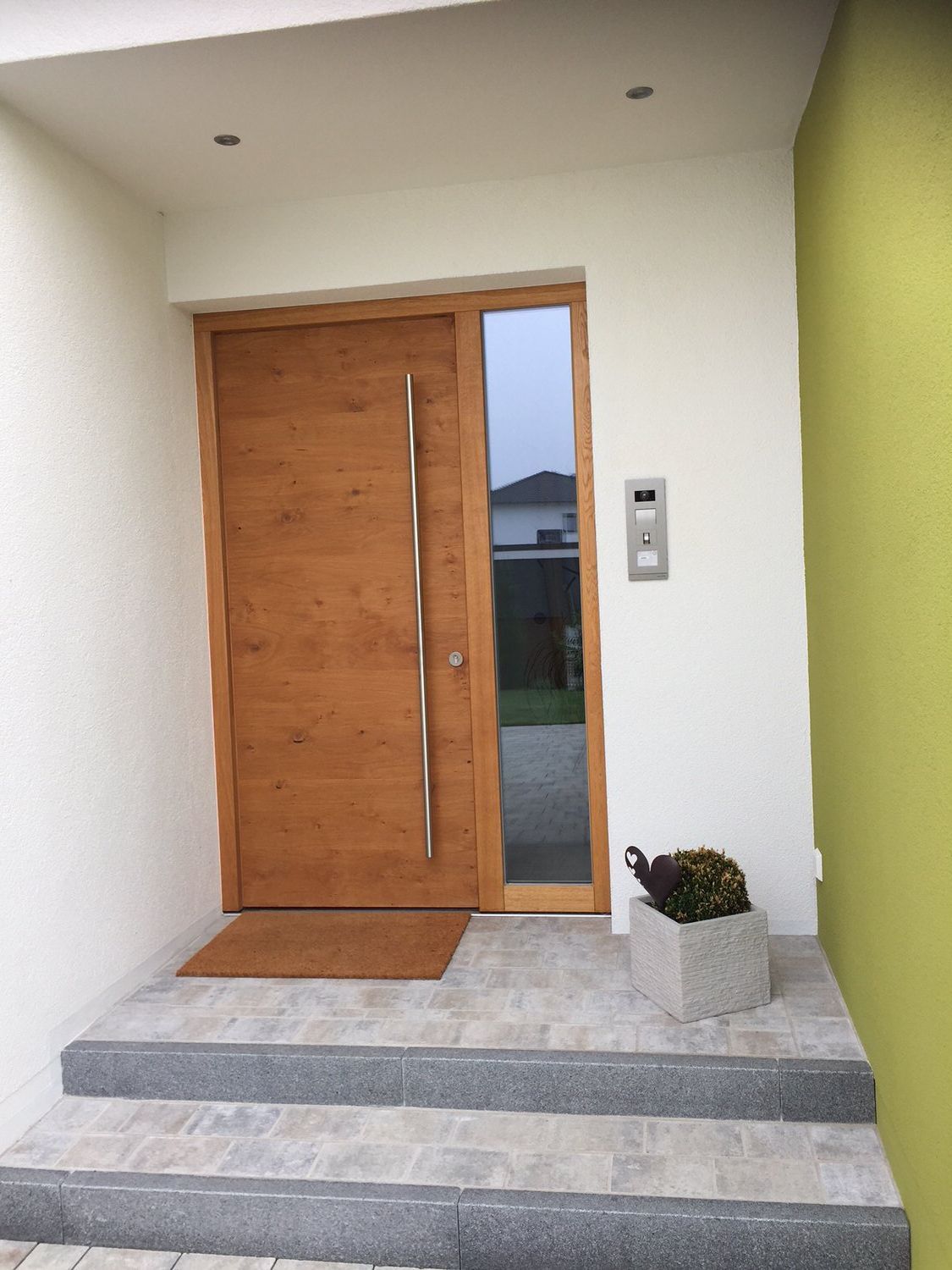 Eingangsbereich Fertighaus mit Holztür, Kleber Hausbau