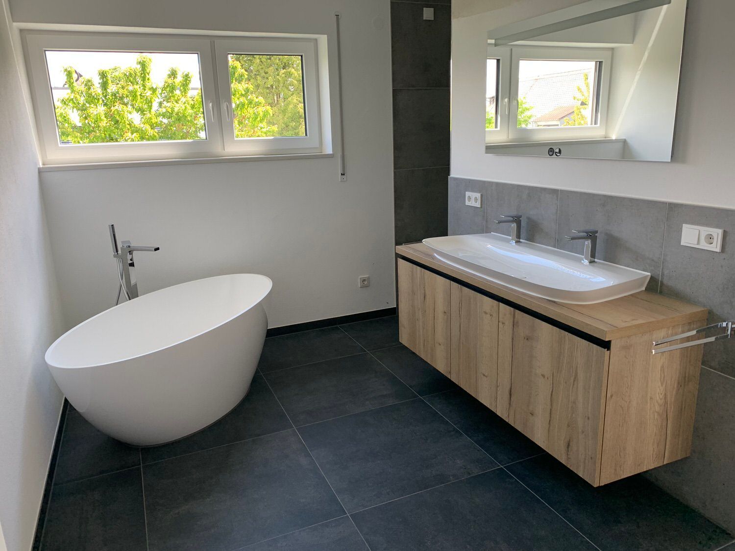 Stehende Badewanne und zwei Waschbecken mit Holzunterbau, Kleber Hausbau