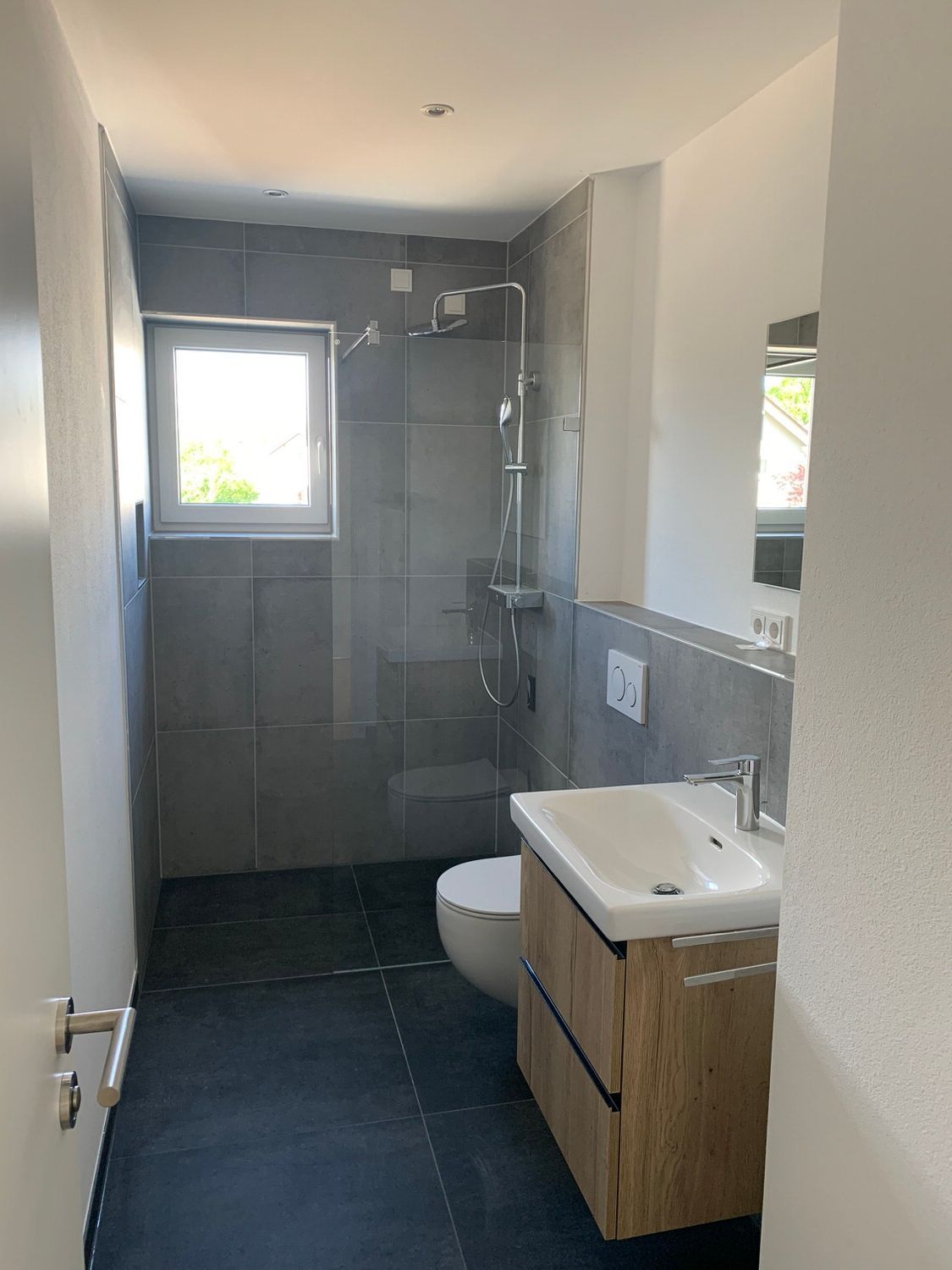 Blick in Badezimmer mit Dusche und WC, Kleber Hausbau
