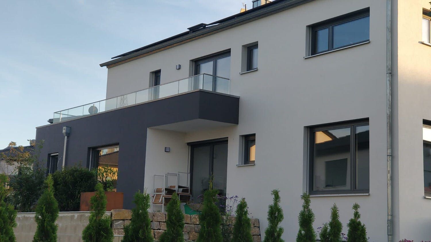 Fertigteilhaus in Weiß, Kleber Hausbau