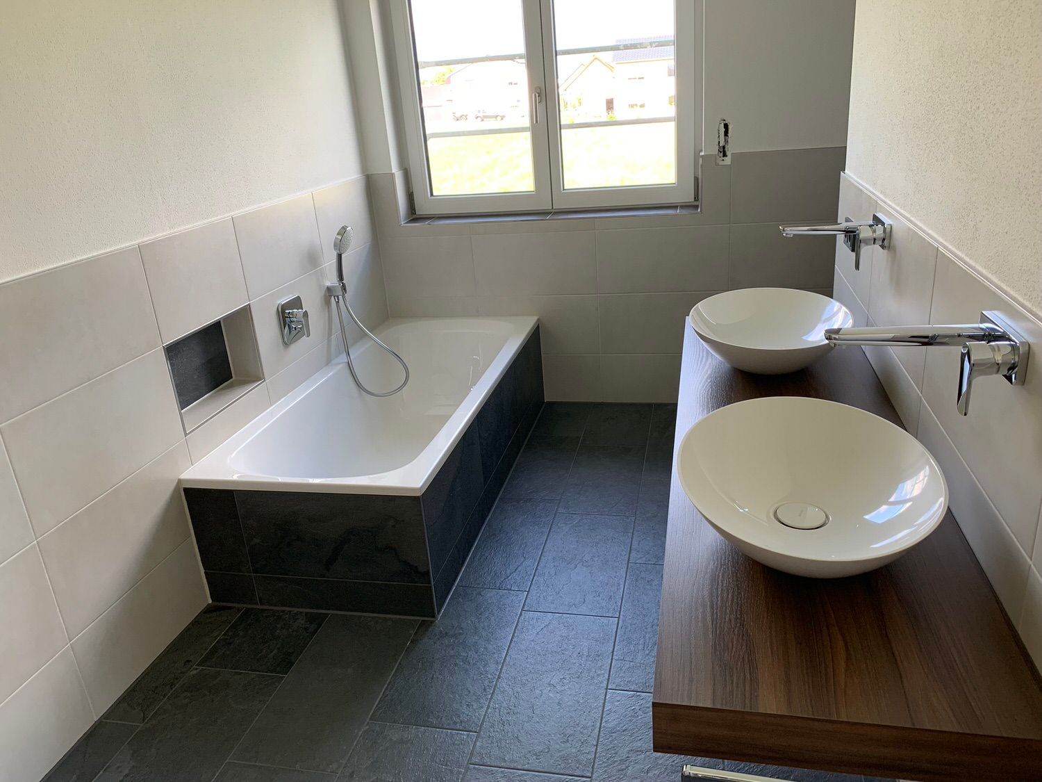 Badewanne und zwei Waschbecken, Kleber Hausbau