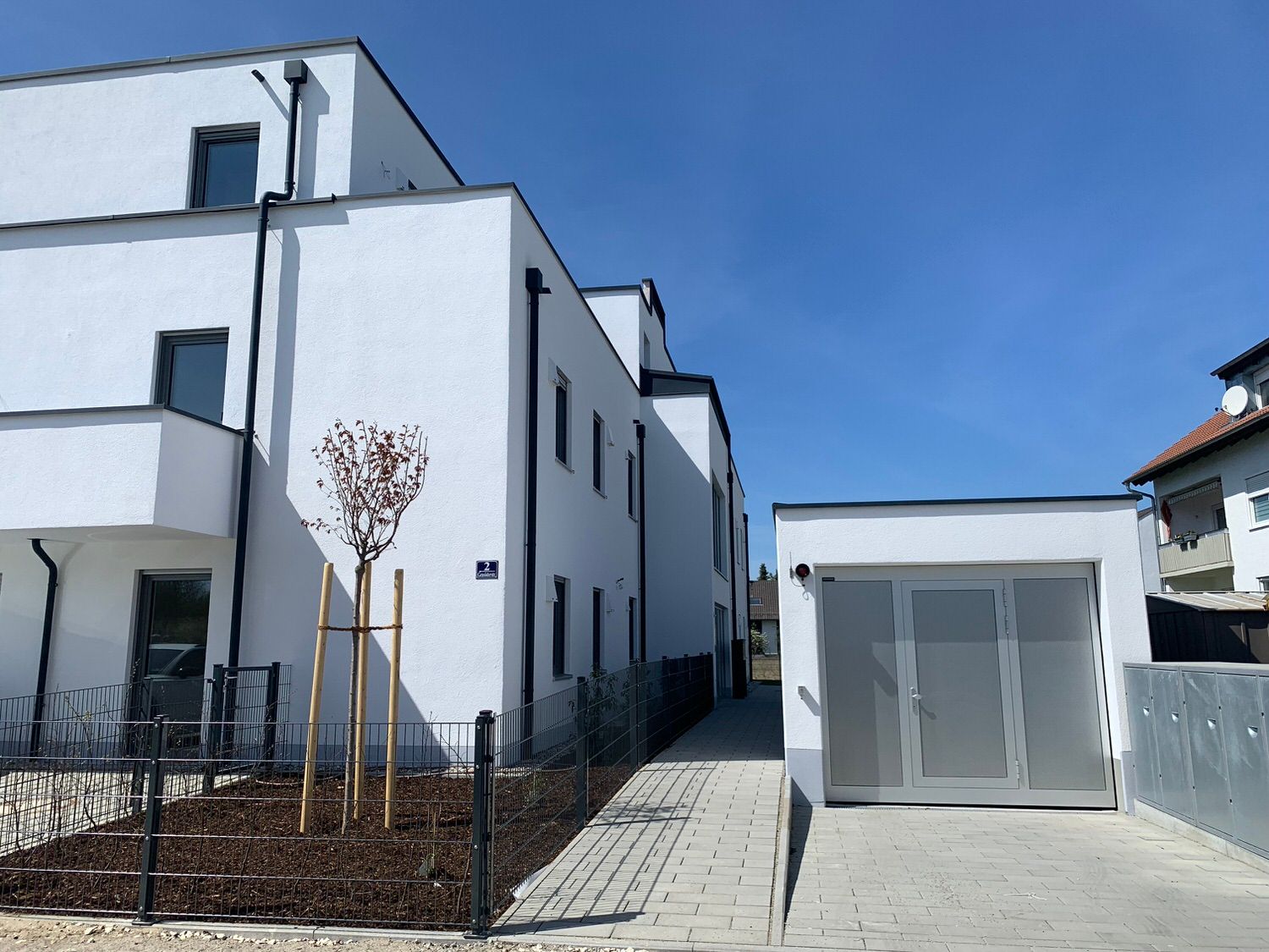 Fertigteilhaus in Weiß, Kleber Hausbau