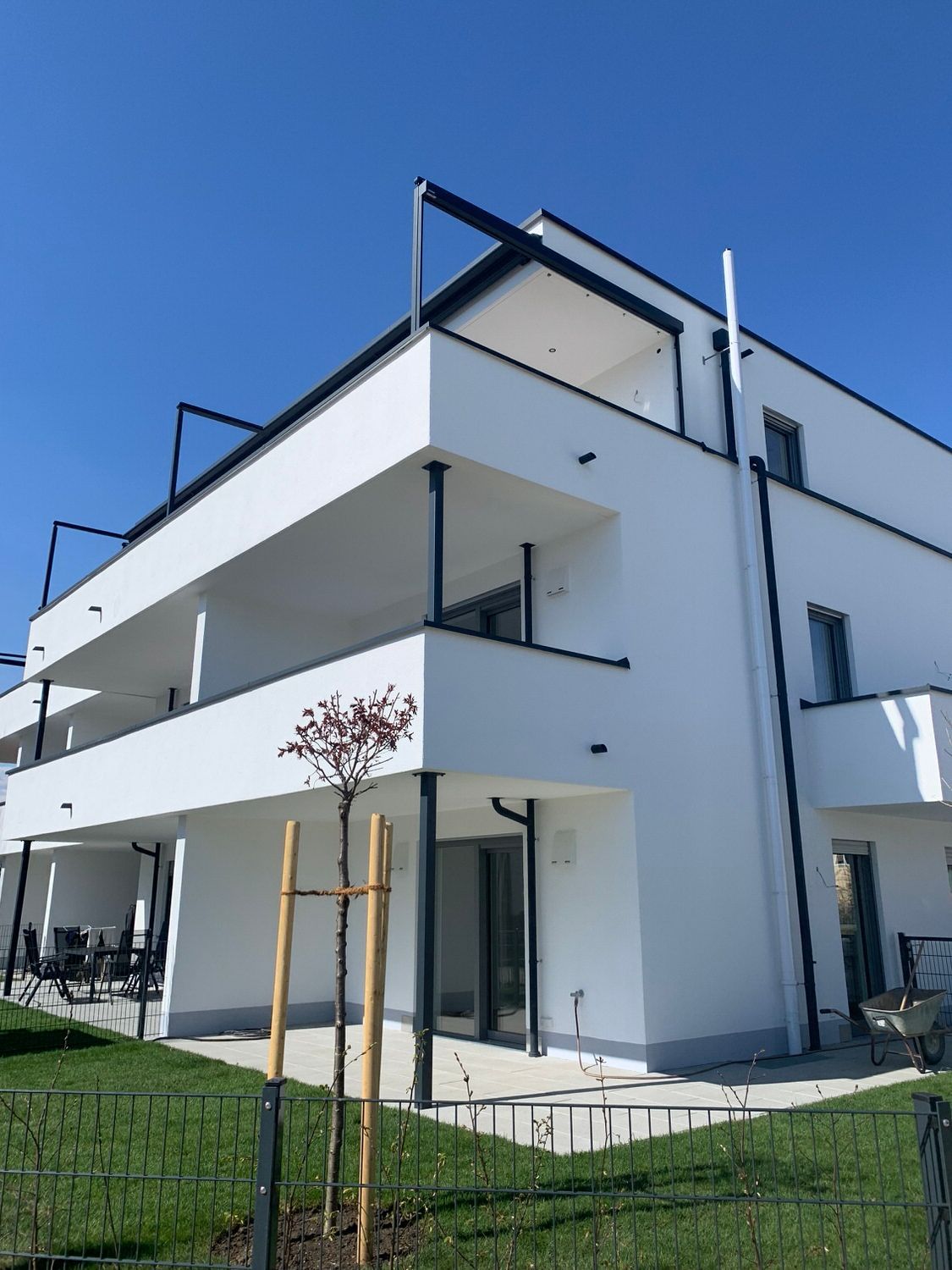 Fertigteilhaus in Weiß, Kleber Hausbau