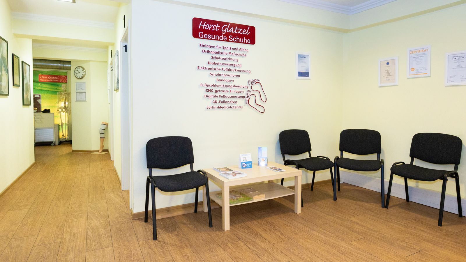 Ein Schuhgeschäft mit Schuhkartons und einem Schreibtisch