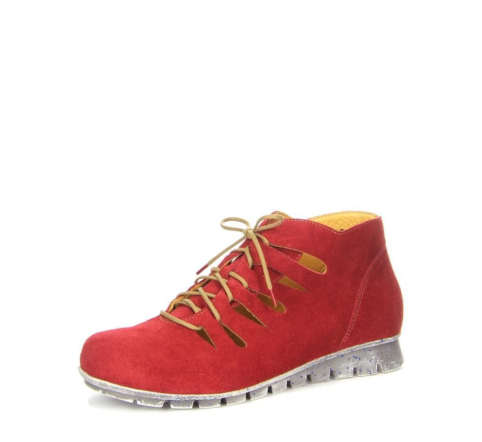 Ein Paar rote Schuhe mit gelben Schnürsenkeln auf weißem Hintergrund