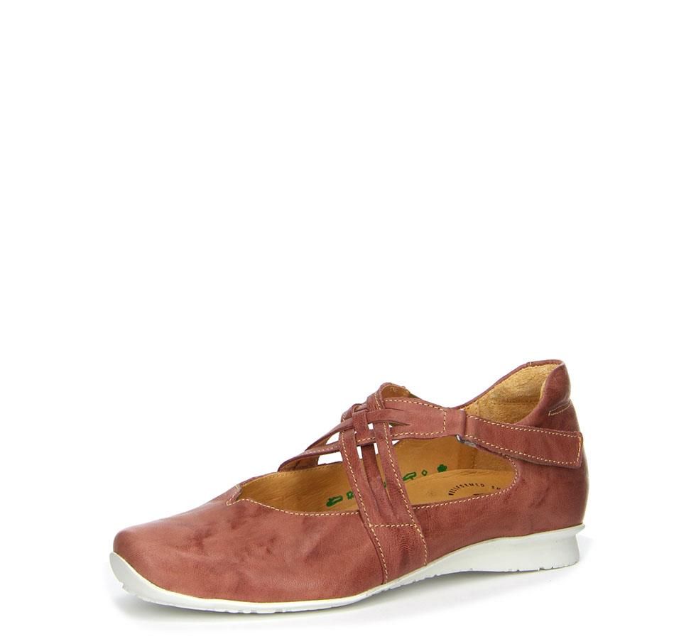 Ein Paar braune Schuhe mit weißer Sohle auf weißem Hintergrund