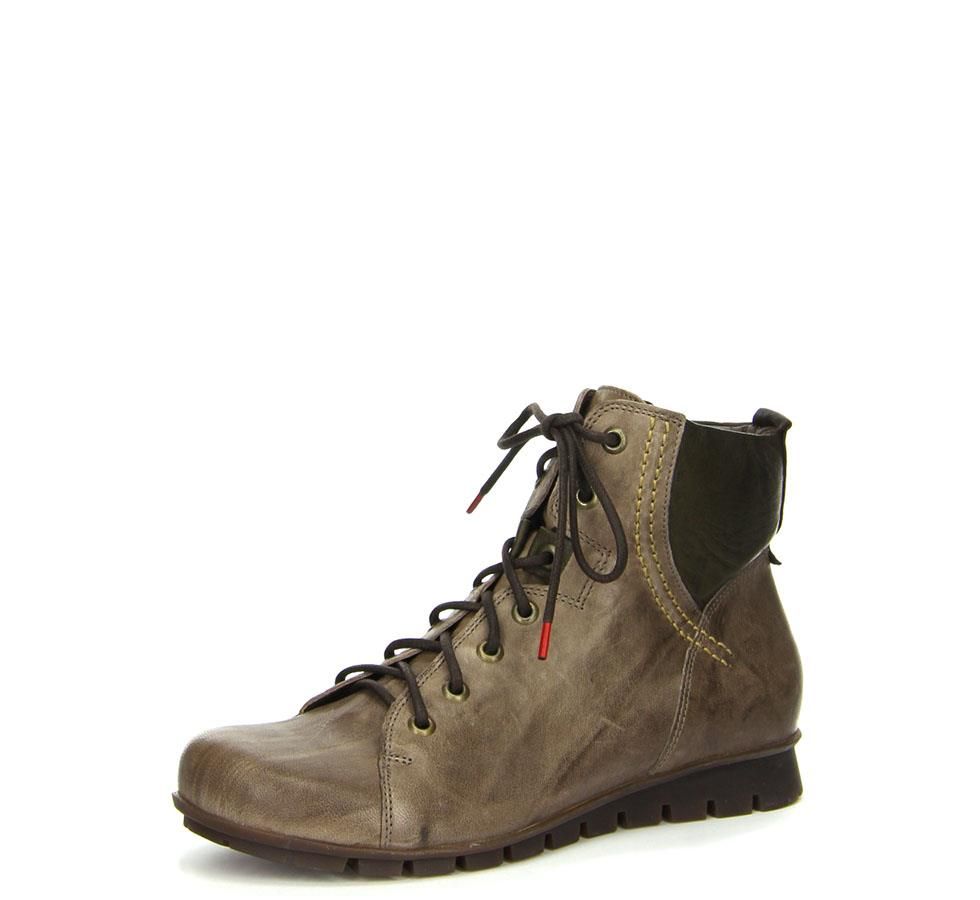 Ein Paar braune Schnürstiefel auf weißem Hintergrund