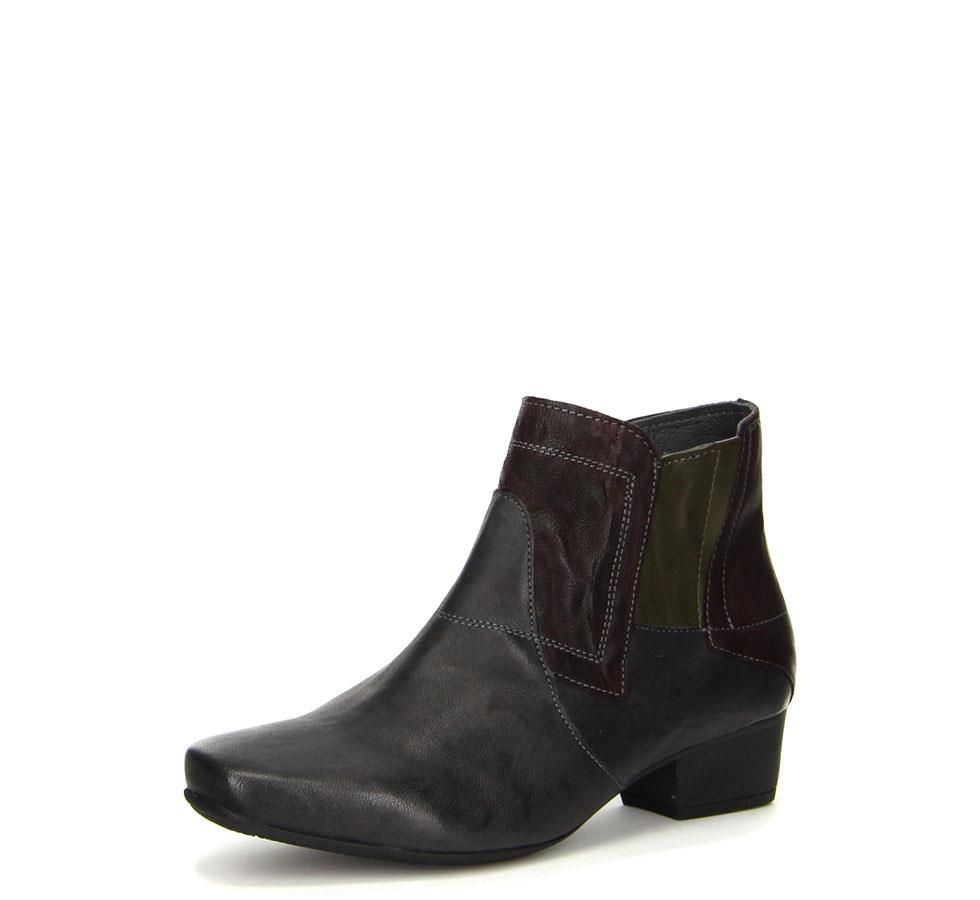 Ein Paar schwarze Stiefeletten mit einem burgunderfarbenen Streifen an der Seite