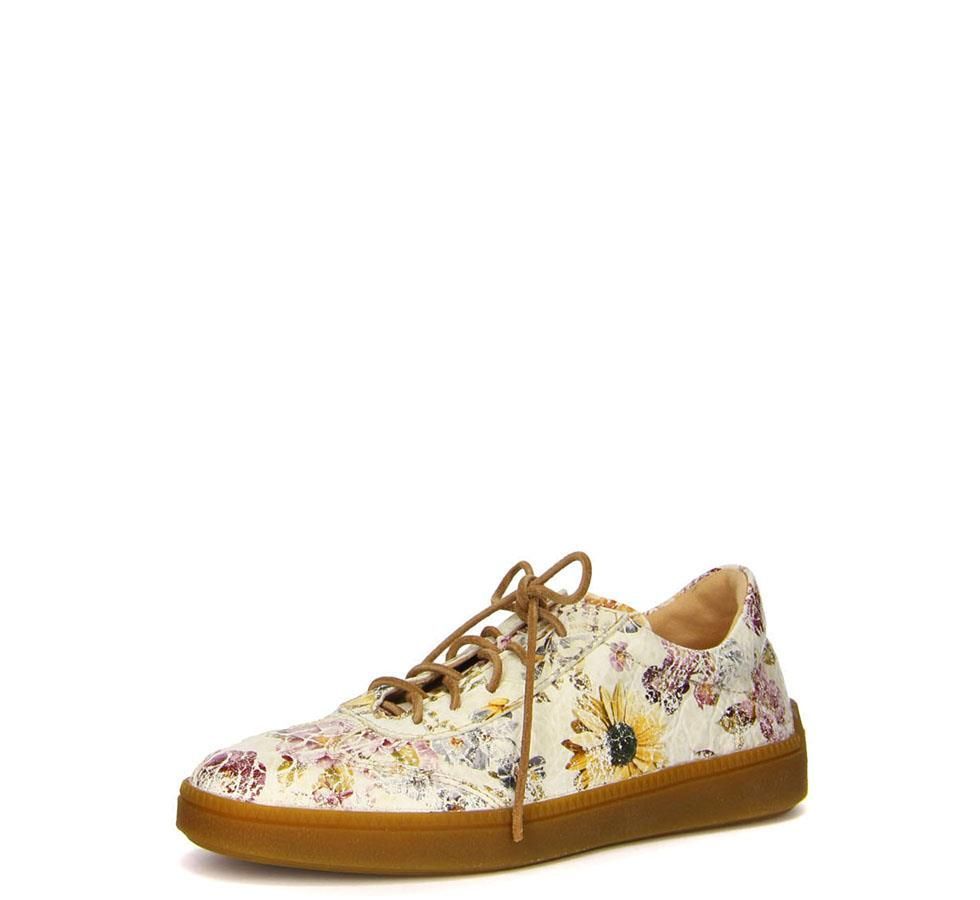 Ein Paar weiße Schuhe mit Blumen darauf