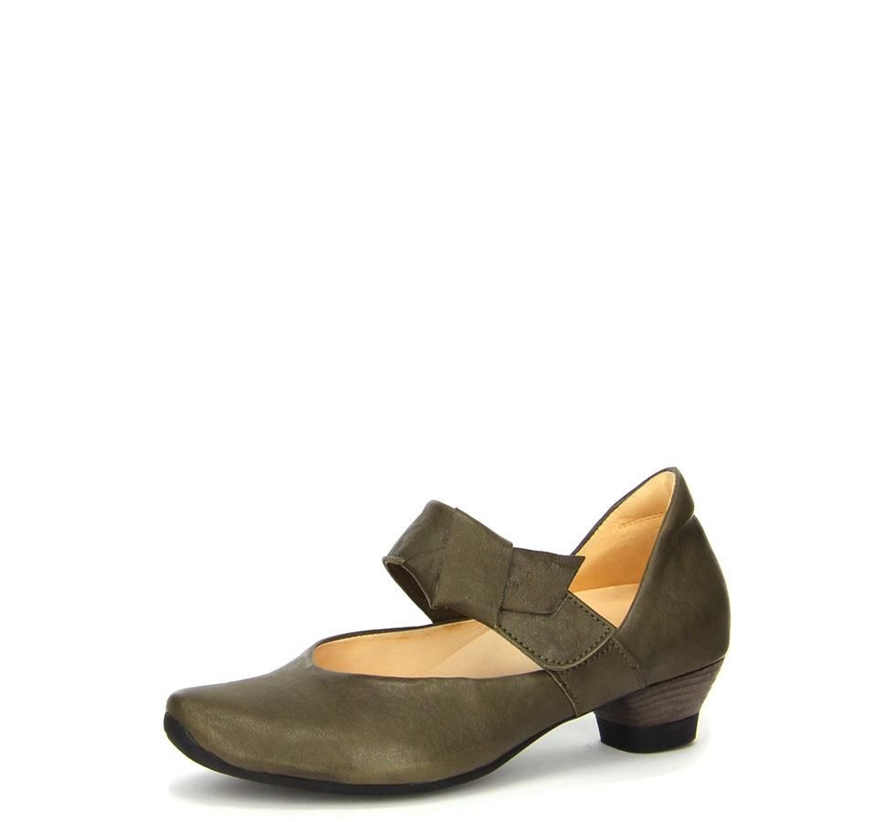 Ein Paar grüne Schuhe auf weißem Hintergrund