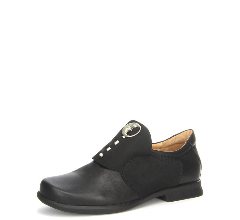 Ein Paar schwarze Schuhe auf weißem Hintergrund