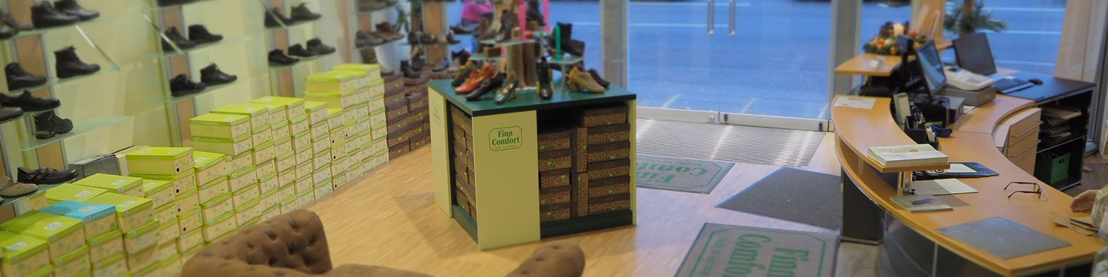 Ein Schuhgeschäft mit Schuhkartons und einem Schreibtisch