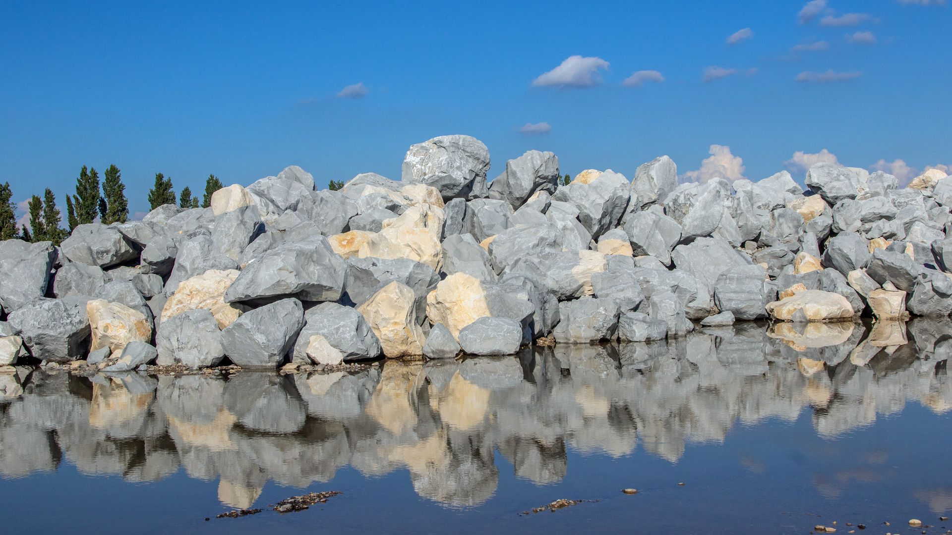Enrochement près de l'eau