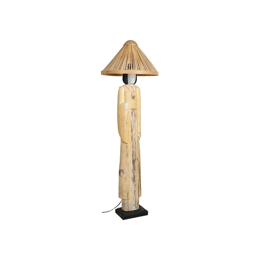 Una lámpara de madera con un sombrero de paja encima.