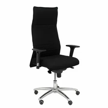 Una silla de oficina negra con ruedas y reposabrazos sobre un fondo blanco.
