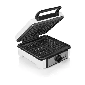 Una máquina para hacer waffles de color blanco con un mango negro sobre un fondo blanco.
