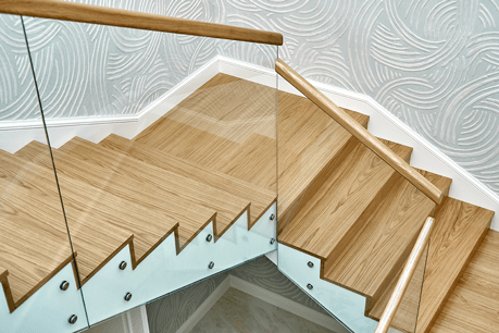 Escalier en bois avec rambarde de sécurité en verre