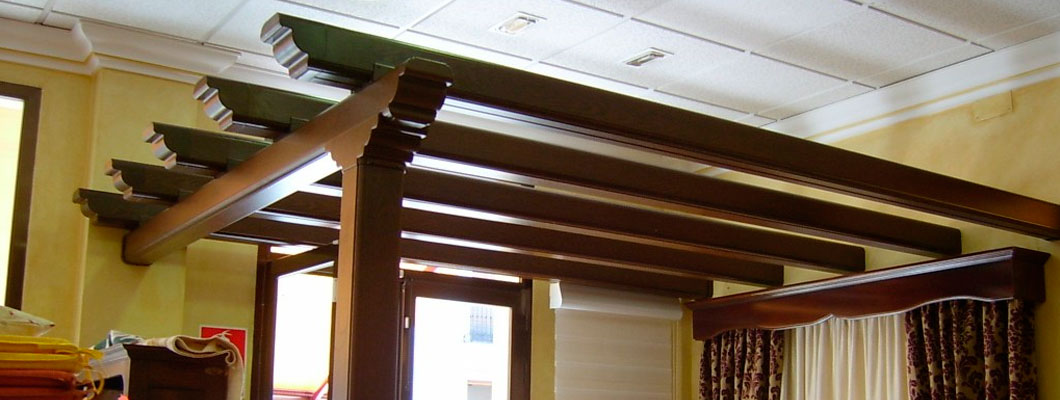 Una sala de estar con pérgola de madera y escaleras.