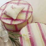 Una almohada reposa sobre una otomana redonda.