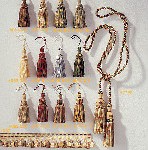 Hay muchos tipos diferentes de borlas en la pared.