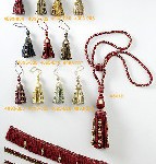 Un montón de collares y pendientes están sobre una mesa.